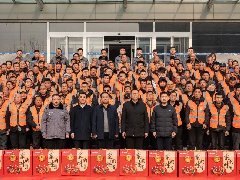 情系農(nóng)民工 蛇年送祝?！A兆控股為優(yōu)秀農(nóng)民工發(fā)放春節(jié)禮品